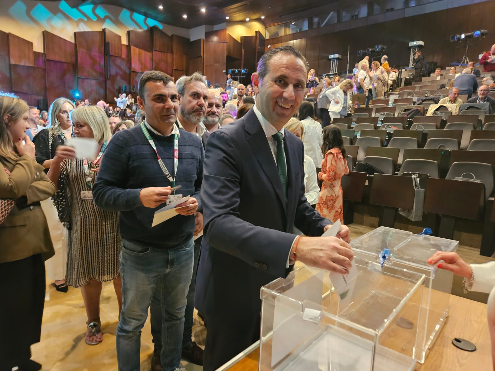 Germán Girela ejerce su derecho al voto como compromisario